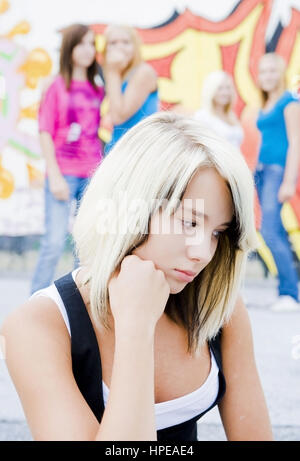 Model Release, Jugendliches Maedchen Wird von Gleichaltrigen Gemobbt - Teenager mobbing Stockfoto