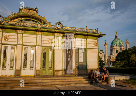 Jugendstil, u-Bahnstation Karlsplatz, 1899, von Otto Wagner und Karlskirche Kirche, Wien, Österreich, Europa Stockfoto