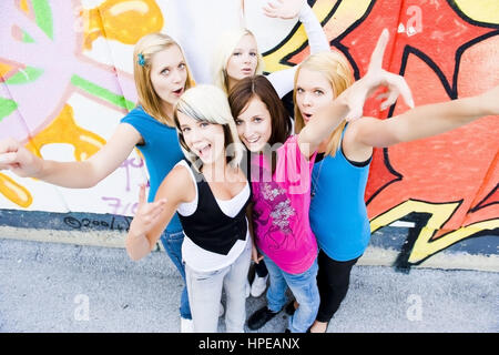 Model Release, Gruppe Jugendlicher näher Vor Graffitiwand - Gruppe von Mädchen vor der Graffitiwand Stockfoto