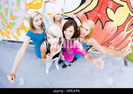 Model Release, Gruppe Jugendlicher näher Vor Graffitiwand - Gruppe von Mädchen vor der Graffitiwand Stockfoto