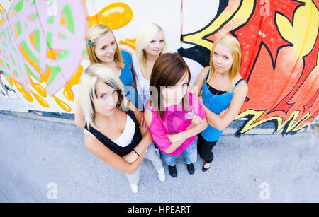 Model Release, Gruppe Jugendlicher näher Vor Graffitiwand - Gruppe von Mädchen vor der Graffitiwand Stockfoto