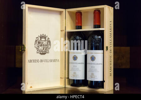 Rotwein in einer Holzkiste zum Verkauf an Vinothek Sella & Mosca Weingut aus dem Jahr 1903 in der Nähe von Alghero, Sassari, Sardinien Italien Stockfoto