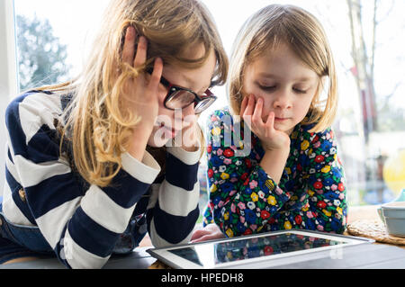 Mädchen auf dem Tablet zu Hause Stockfoto