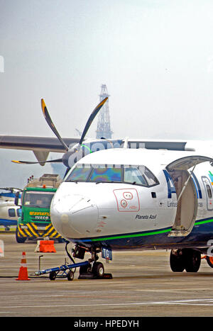 ATR 72-600 Flugzeug der Firma Azul in den Flughafen Santos Dumont, Rio De Janeiro, Brasilien Stockfoto