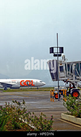 Flugzeug Boeing 737 des Gol-Firma, die Landung in den Flughafen Santos Dumont, Rio De Janeiro, Brasilien Stockfoto