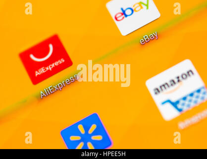 Die Symbole von AliExpress, Ebay, Amazon und Walmart online-shopping-apps auf einem Smartphone touchscreen Stockfoto