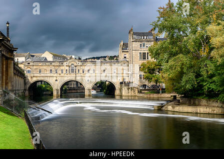 Die Pulteney Bridge im palladianischen Stil überquert den Fluss Avon in Bath, England. Stockfoto