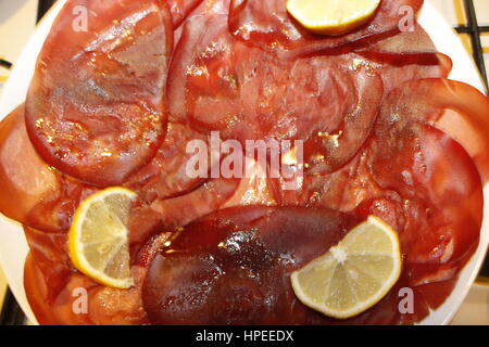 italienisches Gericht mit frischen Bresaola und Zitrone Stockfoto