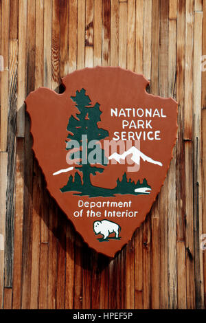 Der National Park Service/Department of Interior Logo/Schild auf einem hölzernen Hintergrund. Stockfoto