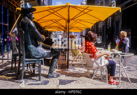 Statue von Fernando Pessoa, Café Brasileira, 120 Rua Garrett, Chiado Bezirk, Lissabon, Portugal. Stockfoto