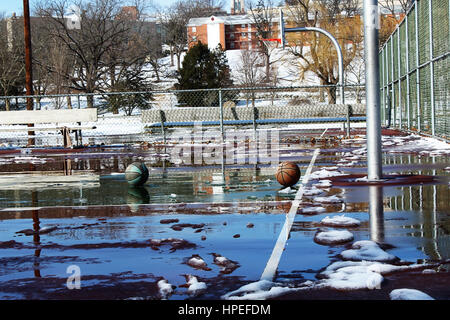 Machten einen Spaziergang durch ein Stadtteilpark zu finden zwei verlassene Basketbälle Verlegung auf Schnee und Eis bedeckten Hof. Nichts als Ruhe! Stockfoto