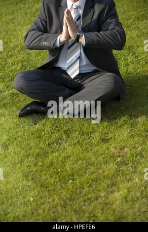 Model Release, Geschaeftsmann Macht Joga - Geschäftsmann macht yoga Stockfoto