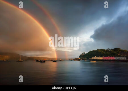 Regenbogen in Portree Bay bei Sonnenuntergang, Isle Of Skye, Schottland Stockfoto