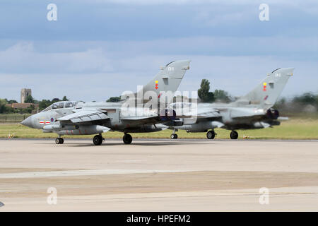 Ein paar Tornado GR4s aus 41 Sqn, die RAF Trials Unit will RAF Coningsby auf Piste 25 abgehen. Stockfoto