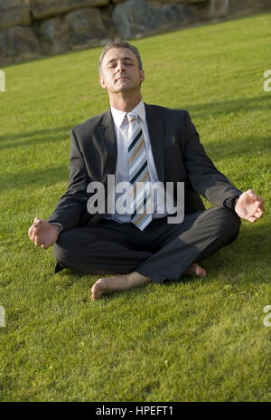 Model Release, Geschaeftsmann Macht Joga in der Wiese - Geschäftsmann macht yoga Stockfoto