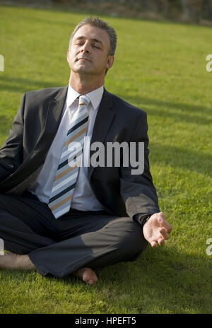 Model Release, Geschaeftsmann Macht Joga in der Wiese - Geschäftsmann macht yoga Stockfoto