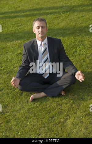 Model Release, Geschaeftsmann Macht Joga in der Wiese - Geschäftsmann macht yoga Stockfoto