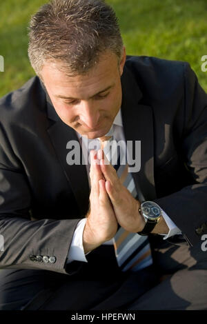 Model Release, Geschaeftsmann Macht Joga - Geschäftsmann macht yoga Stockfoto