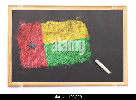 Tafel mit der Nationalflagge von Guinea-Bissau auf gezeichnet und der Kreide. (Serie) Stockfoto