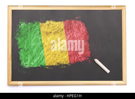 Tafel mit der Nationalflagge von Mali auf gezeichnet und der Kreide. (Serie) Stockfoto