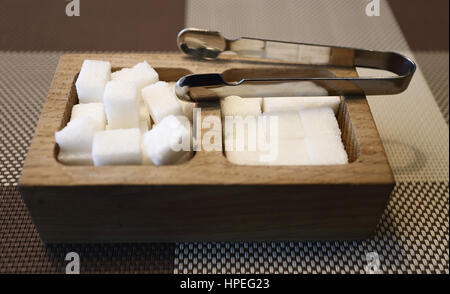 Weißer Zuckerwürfel auf den Tisch mit selektiven Fokus Stockfoto