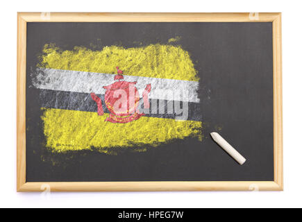 Tafel mit der Nationalflagge von Brunei auf gezeichnet und der Kreide. (Serie) Stockfoto