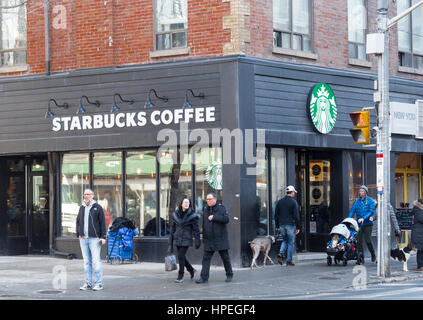 Starbucks Coffee House am Queen St. W. in Toronto, Ontario, Kanada Stockfoto