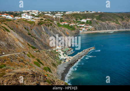 Portugal, Westalgarve, Vicentiner Küste Natural Park, Blick auf Hafen von dem kleinen Fischerdorf Dorf von Arrifana und Praia da Arrifana Strand Stockfoto