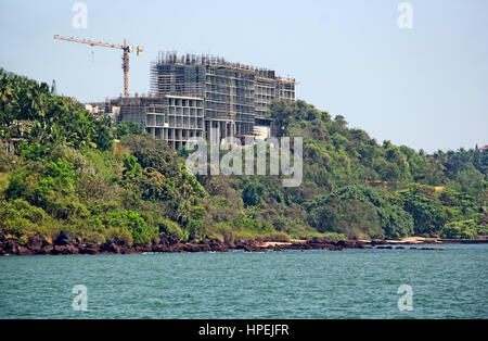 Bau des high-Rise Meerblick Apartment Gebäude auf einer Anhöhe in Goa, Indien Stockfoto