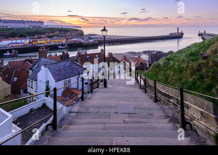 Der Hafen von Whitby und die Quayside sind von den 199 Stufen auf der East Cliff bei Sonnenuntergang aus zu sehen Stockfoto