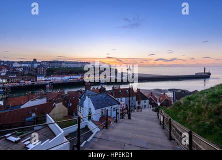 Der Hafen von Whitby und die Quayside sind von den 199 Stufen auf der East Cliff bei Sonnenuntergang aus zu sehen Stockfoto