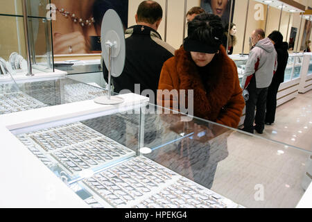 Poltawa, Ukraine - 7. März 2009: Frau auf der Suche im Fenster ein Juweliergeschäft Stockfoto