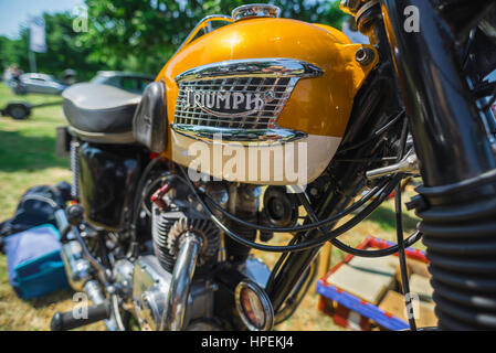 Triumph Bonneville UK, Nahaufnahme von Gold und Creme Benzintank eines klassischen 1960er Jahre Triumph Bonneville Motorrad. Stockfoto