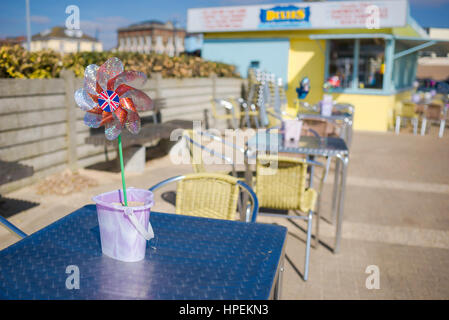 Norfolk Coast UK, Blick im Sommer auf eine Café-Terrasse am Meer bei Great Yarmouth in Norfolk, Großbritannien. Stockfoto