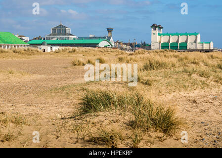 Die Küste von Norfolk UK, ein Blick über die Dünen in Richtung Strand von Great Yarmouth, Norfolk, Großbritannien Stockfoto