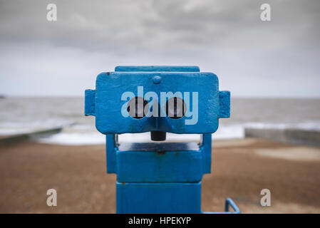 UK Seaside, außerhalb der Saison Blick auf eine Reihe von Seaside Fernglas auf Felixstowe Strand, Suffolk, Großbritannien. Stockfoto