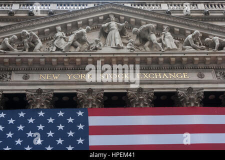 USA, New York City, Großaufnahme der New Yorker Börse Fassade mit amerikanischen Flagge Stockfoto