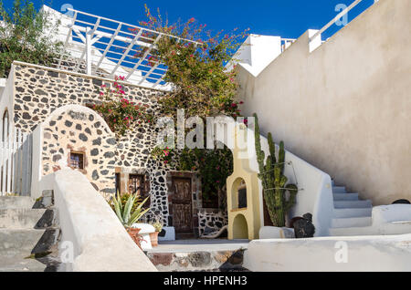 Thira, Griechenland - 10. November 2015: Eines der traditionellen Häuser auf der griechischen Insel Santorin in der südlichen Ägäis mit der Kykladen-Architektur Stockfoto