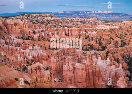 Klassische Ansicht des Bryce Canyon National Park in schönen goldenen Abendlicht bei Sonnenuntergang mit blauen Himmel und Wolken gesehen vom berühmten Sunset Point, Utah Stockfoto