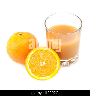 Orangen und Orangensaft isoliert auf weißem Hintergrund Stockfoto