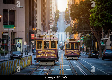 Klassische Ansicht des historischen traditionellen Cable Cars fahren in der berühmten California Street im schönen Morgenlicht bei Sonnenaufgang im Sommer, San Francisco, USA