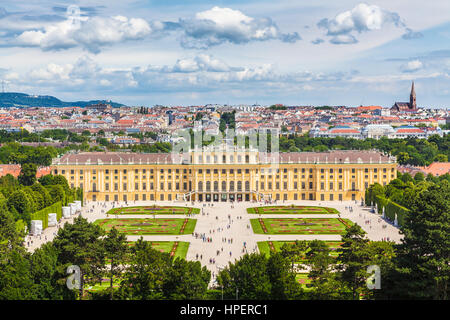 Klassische Ansicht des berühmten Schloss Schönbrunn mit großen Parterres Gärten an einem schönen sonnigen Tag mit blauem Himmel und Wolken im Sommer, Wien, Österreich Stockfoto