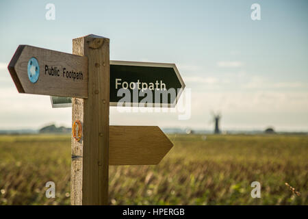 Hölzerne Wegweiser an einem sonnigen Tag in Norfolk Stockfoto