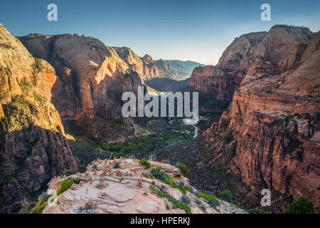 Zion Canyon von der Spitze von Angels Landing im schönen goldenen Abendlicht bei Sonnenuntergang an einem sonnigen Tag mit blauem Himmel, Zion Nationalpark, Utah, USA Stockfoto