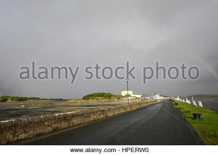 Ein Regenbogen bricht über eine Straße in Westport, Irland an einem sonnigen Tag. Stockfoto