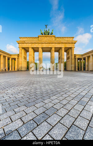 Klassische Ansicht des Brandenburger Tor, eines der bekanntesten Wahrzeichen und nationale Symbole Deutschlands, im schönen goldenen Morgenlicht bei Sonnenaufgang Stockfoto