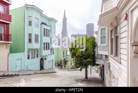 Panorama der historischen Gebäude in der Nähe von Telegraph Hill Wohngebiet Bezirk mit die berühmte Skyline von San Francisco im Hintergrund, USA Stockfoto