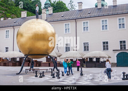 Die goldene Kugel von Stephan Balkenhol und Schach Spieler, Salzburg, Österreich Stockfoto