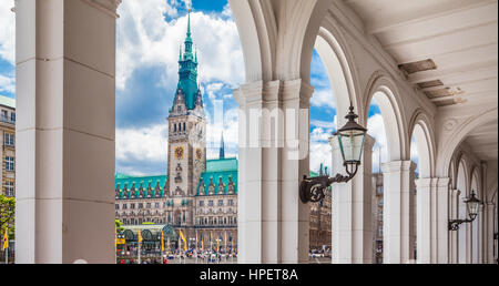 Klassische Panorama der historischen Hamburger Rathaus mit der berühmten Hamburger Alsterarkaden an einem schönen sonnigen Tag mit blauem Himmel und Wolken im Sommer Stockfoto