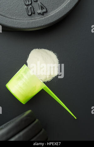 Molke-Protein-Pulver und Hantel. Stockfoto